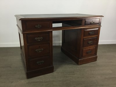 Lot 392 - EDWARDIAN MAHOGANY PEDESTAL WRITING DESK