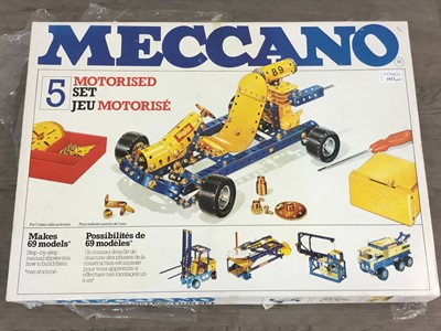 Lot 1021 - MECCANO, COLLECTION OF SETS, PARTS, ACCESSORIES AND BOOKLETS