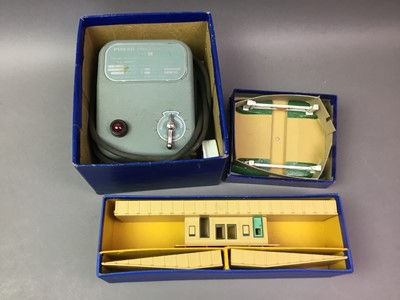 Lot 409 - HORNBY DUBLO ELECTRIC TRAIN SET