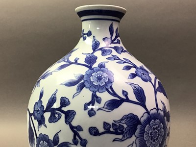 Lot 433 - BLUE AND WHITE VASE