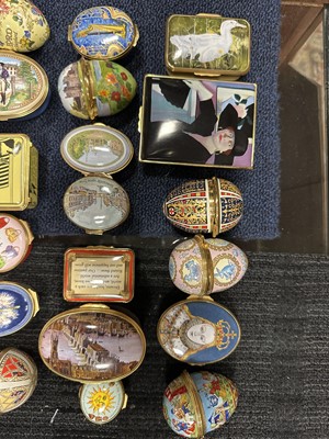 Lot 703 - HALCYON DAYS, GOOD AND VARIED COLLECTION OF ENAMEL PILL BOXES