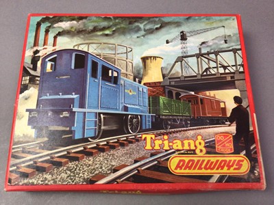 Lot 586 - COLLECTION OF HORNBY RAILWAY ITEMS