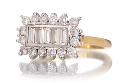 Lot 496 - DIAMOND CLUSTER RING