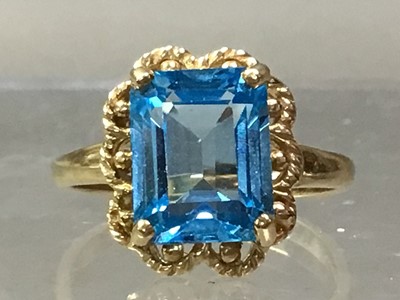 Lot 671 - GOLD AND TOPAZ DRESS RING