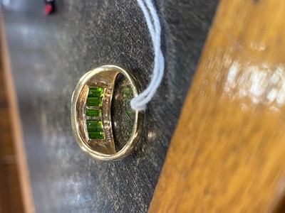 Lot 498 - DEMANTOID GARNET AND DIAMOND RING