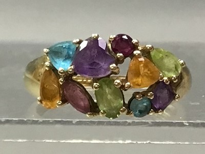 Lot 673 - MULTI GEM AND GOLD DRESS RING