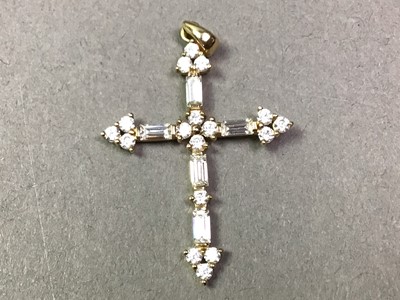 Lot 676 - GEM STONE CROSS PENDANT