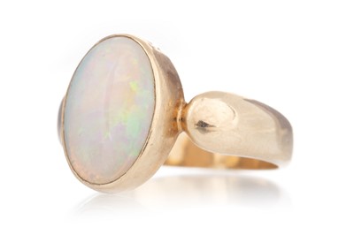 Lot 512 - OPAL RING