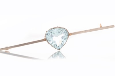 Lot 528 - AQUAMARINE BAR BROOCH