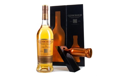 Lot 137 - GLENMORANGIE 10 YEAR OLD GIFT PACK WITH 10CL MINIATURE AND PLINTH