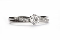 Lot 474 - PLATINUM DIAMOND SOLITAIRE RING the round...