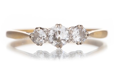 Lot 559 - DIAMOND THREE STONE RING