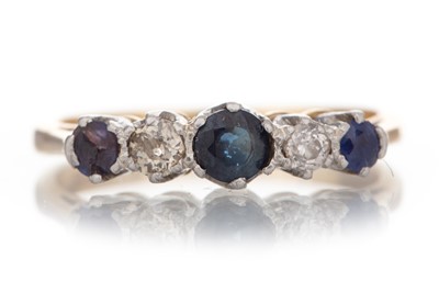 Lot 567 - SAPPHIRE AND DIAMOND FIVE STONE RING