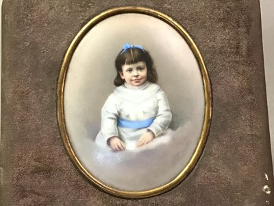 Lot 551 - PORTRAIT MINIATURE OF A GIRL