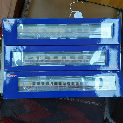 Lot 132 - MODEL RAILWAY, FRENCH ENGINES AND COACHES