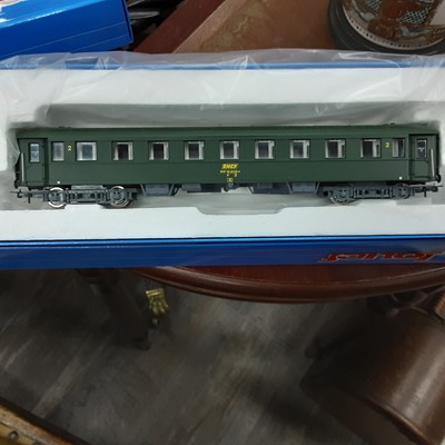 Lot 132 - MODEL RAILWAY, FRENCH ENGINES AND COACHES