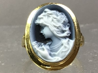 Lot 154 - CAMEO RING