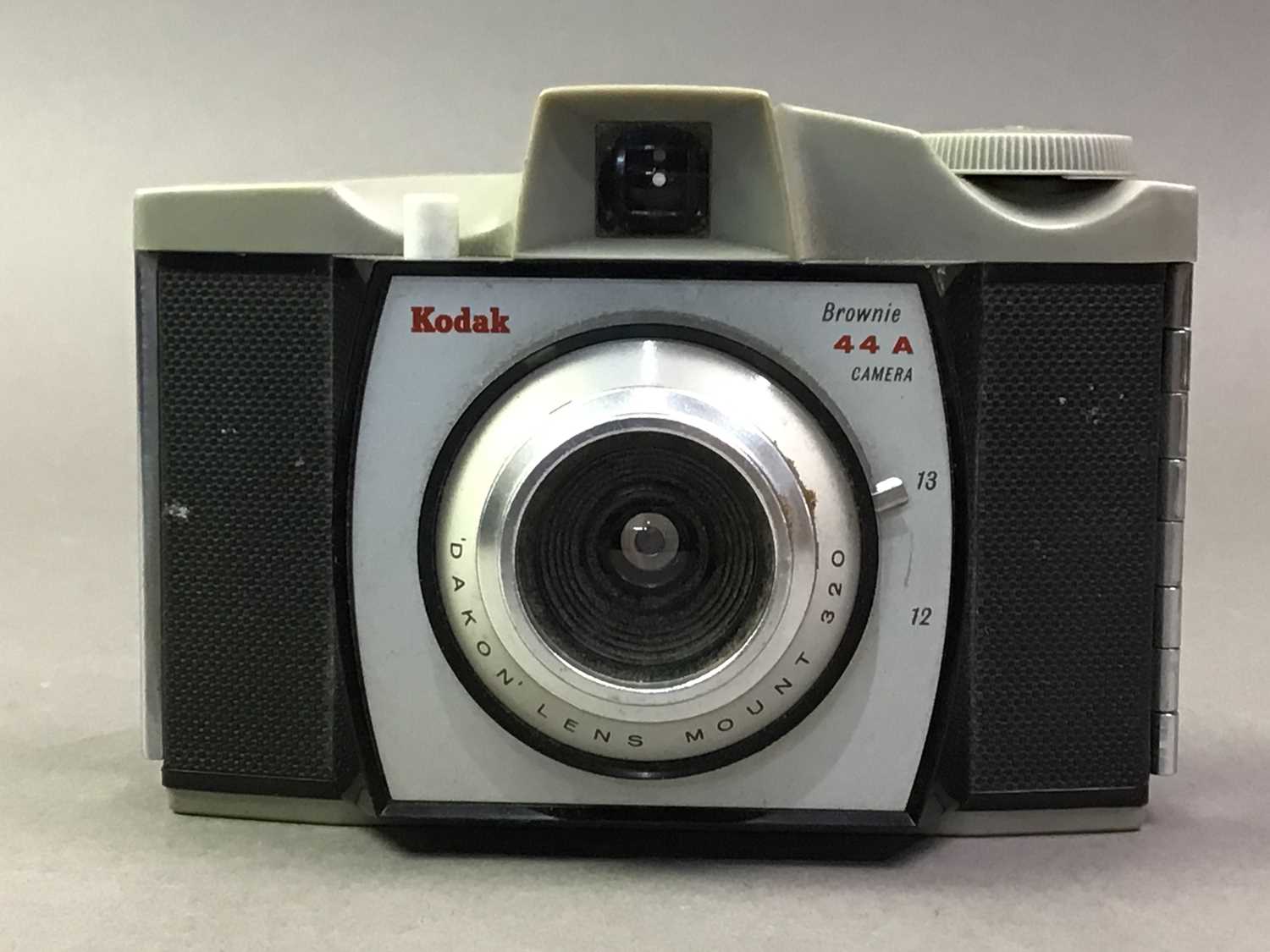 Lot 325 - GROUP OF VARIOUS CAMERAS