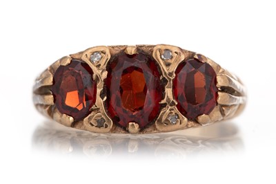 Lot 587 - VICTORIAN GARNET RING