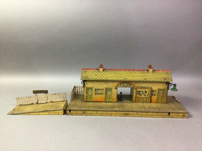 Lot 923 - GROUP OF HORNBY 0 GAUGE TIN PLATE BUILDINGS