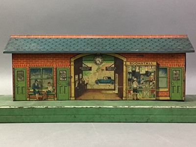 Lot 924 - GROUP OF HORNBY 0 GAUGE BUILDINGS AND ACCESSORIES