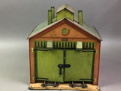 Lot 924 - GROUP OF HORNBY 0 GAUGE BUILDINGS AND ACCESSORIES