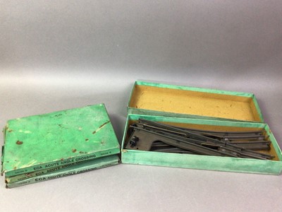 Lot 926 - GROUP OF HORNBY 0 GAUGE BUILDING AND ACCESSORIES