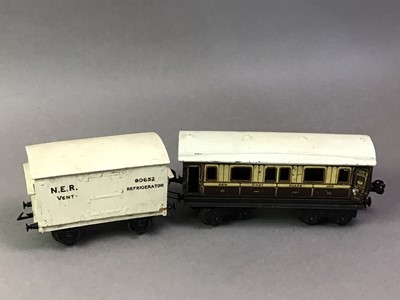 Lot 933 - GROUP OF HORNBY O GAUGE GOODS WAGONS