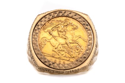 Lot 208 - ELIZABETH II HALF SOVEREIGN RING