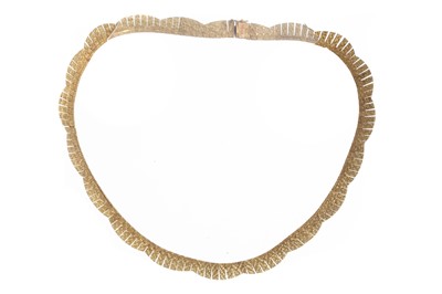 Lot 614 - GOLD FRINGE NECKLET