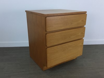 Lot 462 - MID CENTURY TEAK CHEST