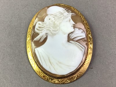 Lot 550 - LARGE CAMEO BROOCH
