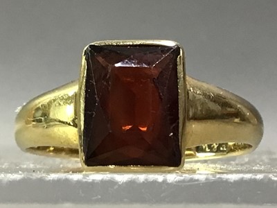 Lot 552 - GEM SET RING