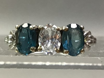 Lot 553 - GEM SET RING