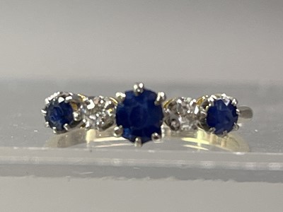 Lot 555 - SAPPHIRE AND DIAMOND RING
