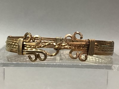 Lot 558 - LARGE COLLECTION OF COSTUME JEWELLERY