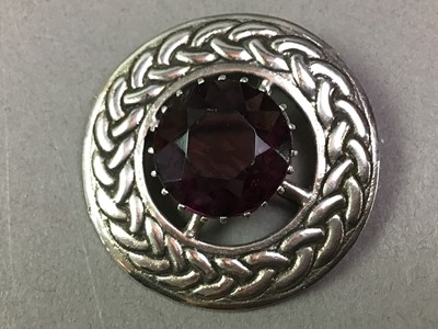 Lot 560 - COLLECTION OF BROOCHES