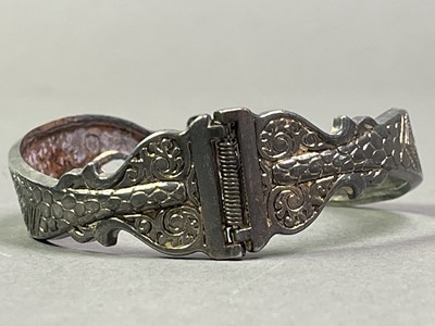 Lot 624 - COLLECTION OF COSTUME JEWELLERY