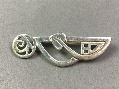 Lot 640 - COLLECTION OF SILVER AND COSTUME JEWELLERY