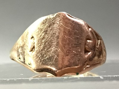 Lot 662 - NINE CARAT GOLD SIGNET RING