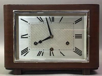 Lot 666 - EARLY 20TH CENTURY MAHOGANY MANTEL CLOCK
