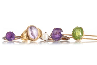 Lot 653 - COLLECTION OF GEM SET RINGS AND A BROOCH