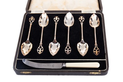 Lot 42 - SET OF SIX GEORGE V SILVER GRAPEFRUIT SPOONS