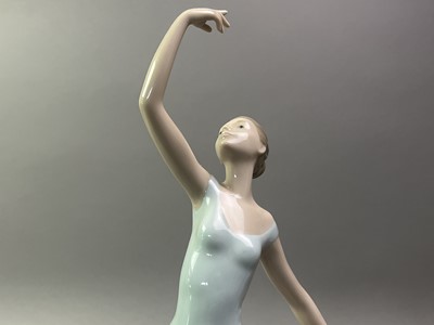 Lot 804 - GROUP OF FIGURES