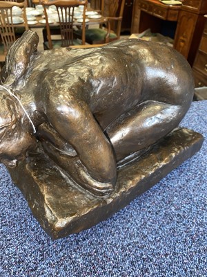 Lot 727 - VINCENT BUTLER RSA (SCOTTISH, 1933-), BRONZE SCULPTURE OF A WOMAN