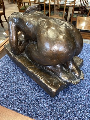 Lot 727 - VINCENT BUTLER RSA (SCOTTISH, 1933-), BRONZE SCULPTURE OF A WOMAN