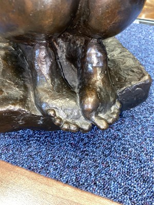 Lot 727 - VINCENT BUTLER RSA (SCOTTISH, 1933-), BRONZE SCULPTURE OF A WOMAN