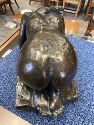 Lot 727 - VINCENT BUTLER RSA (SCOTTISH, 1933-), BRONZE SCULPTURE OF A WOMAN