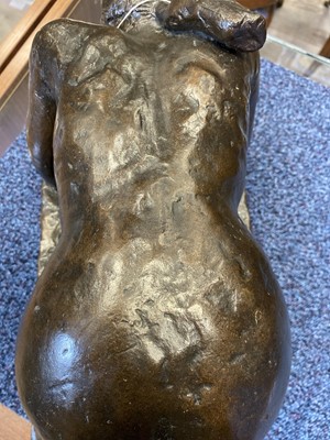 Lot 727 - VINCENT BUTLER RSA (SCOTTISH, 1933-), BRONZE SCULPTURE OF A WOMAN