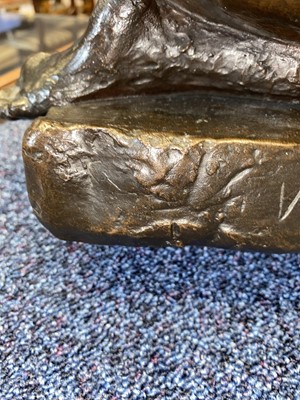 Lot 727 - VINCENT BUTLER RSA (SCOTTISH, 1933-), BRONZE SCULPTURE OF A WOMAN